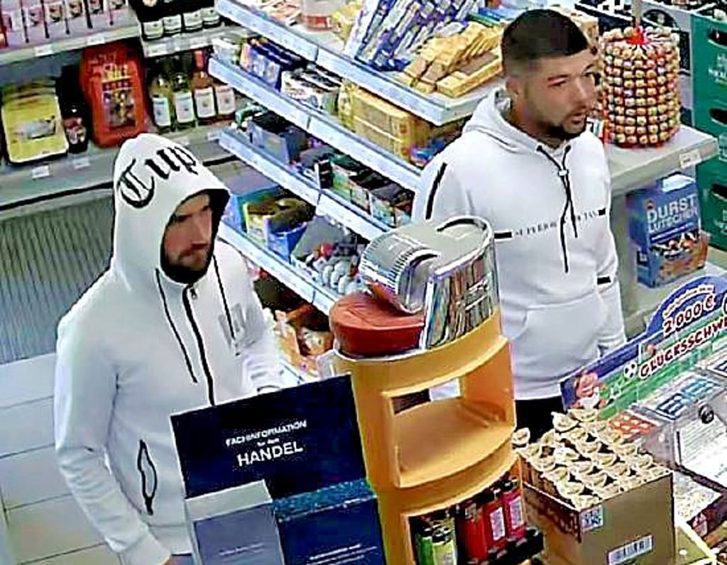 Die Polizei erhofft sich mit dem Fahndungsaufruf Hinweise zu diesen beiden Männern.