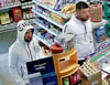 Die Polizei erhofft sich mit dem Fahndungsaufruf Hinweise zu diesen beiden Männern.
