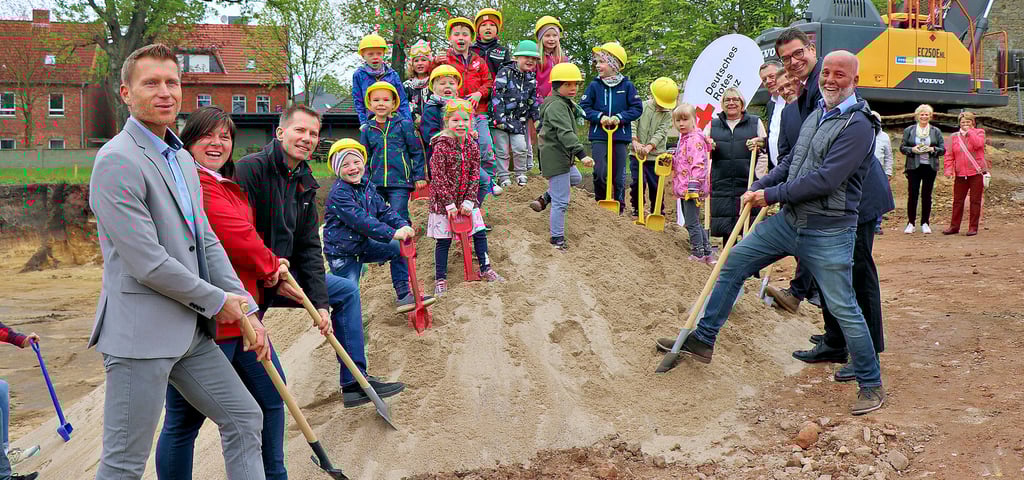 Vertreter des DRK-Kreisverbands Wanzleben und seiner Projektpartner vollzogen zusammen mit den Kindern der Eilsleber Kita „Arche Noah“ den symbolischen ersten Spatenstich für das „Ambulante Quartiershaus“.
