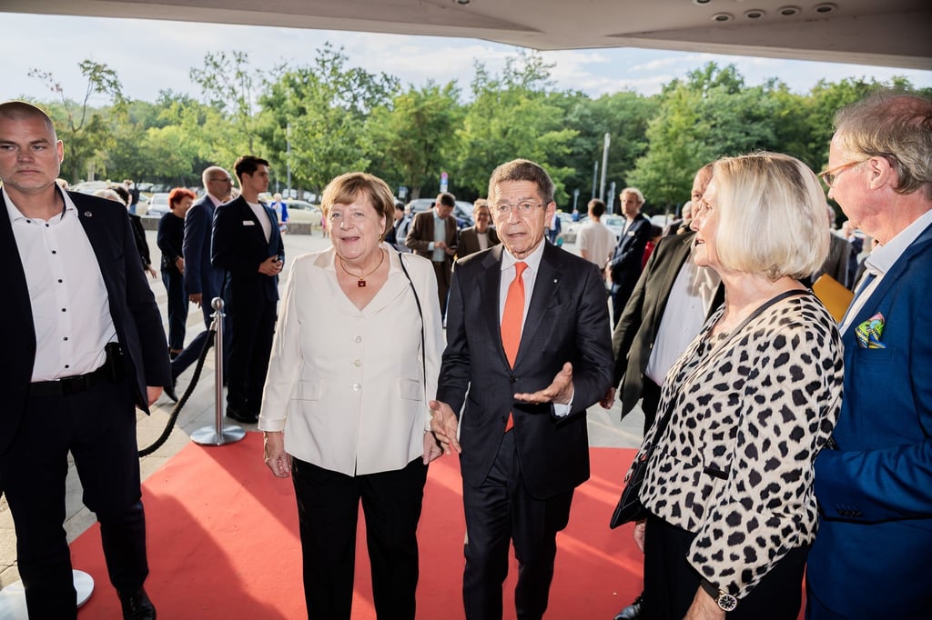 Ex-Kanzlerin Angela Merkel (CDU) kam mit ihrem Mann Joachim Sauer zur Saisoneröffnung der Berliner Philharmoniker in die Philharmonie.
