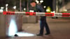 Die Polizei Dresden sucht nach dem Mittäter, der in einer Straßenbahn mit einem Messer auf einen Amerikaner losgegangen ist.