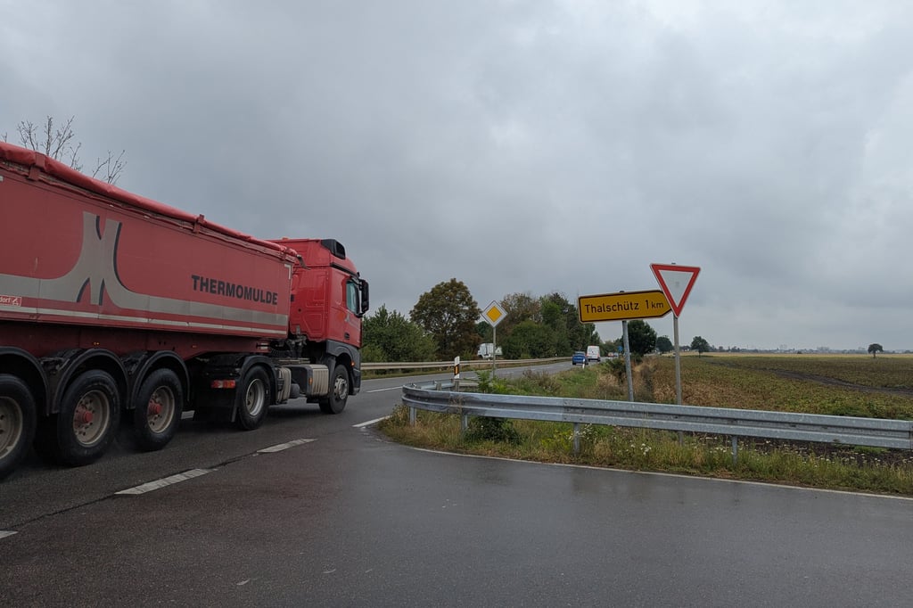 Die drei Knotenpunkte der L187 mit der L184 (nach Schladebach/Lützen) und mit der K2179 (nach Thalschütz) sollen zu einer Kreuzung umgebaut werden.