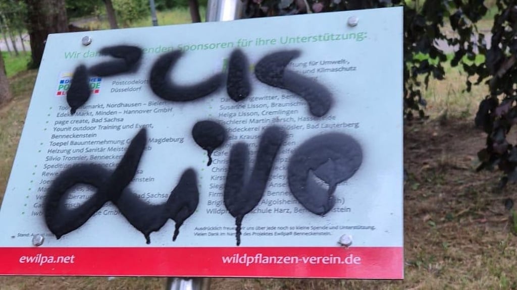 Ein Beispiel für ein verunstaltetes Schild, eine Sponsorentafel, im Wildpflanzenpark in Benneckenstein.