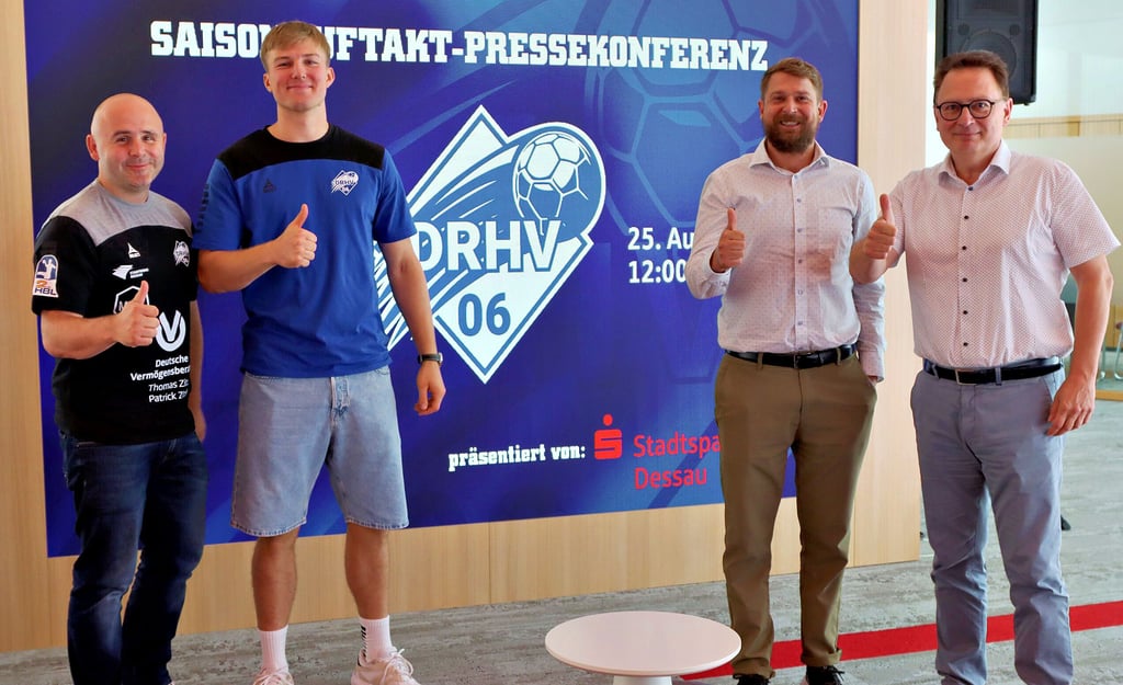 Daumen hoch: DRHV-Cheftrainer Vanja Radic, Mannschaftskapitän Luka Baumgart, Manager Sebastian Glock und Sparkassenvorstand Frank Brakelmann (v.l.) sind in Hinsicht auf die kommenden Punktspiele in der 2. Handball-Bundesliga zuversichtlich.