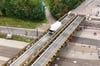 Über die Behelfsbrücke am Magdeburger Damaschkeplatz rollt der Verkehr. Die Ringbrücken über der Halberstädter Straße und der Brenneckestraße sollen schnellstmöglich abgerissen werden.
