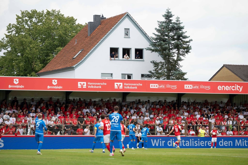 Das Wilhelm-Langrehr-Stadion des TSV Havelse (Archiv)