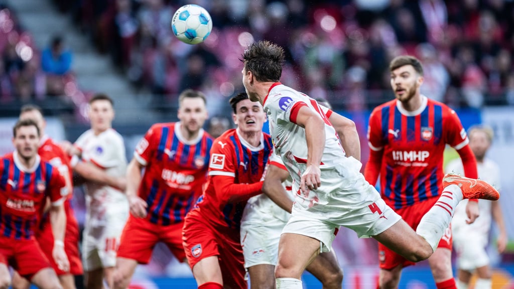 Willi Orban beim Kopfball gegen Heidenheim.