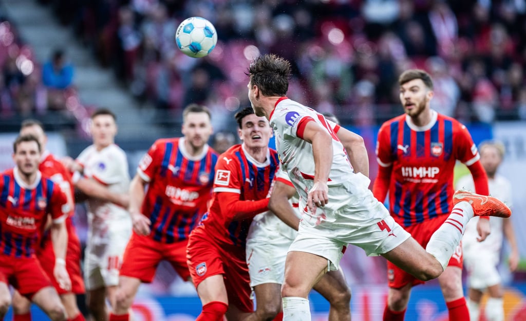 Willi Orban beim Kopfball gegen Heidenheim.