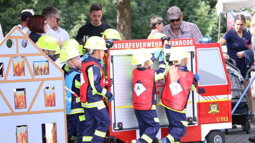 Die Kinderfeuerwehr fährt mit ihrem funkelnagelneuen Fahrzeug zum ersten Einsatz.