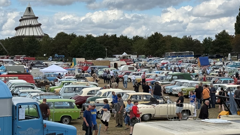 Tausende Besucher bestaunten bei der 26. Ausgabe des Ost-Mobil-Meetings im Magdeburger Elbauenpark etliche Oldtimer aus der DDR und dem Osten.