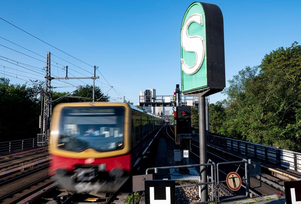 Auf der vielbefahrenen Berliner Stadtbahn-Strecke verkehren mehrere S-Bahn-Linien. (Archivbild)