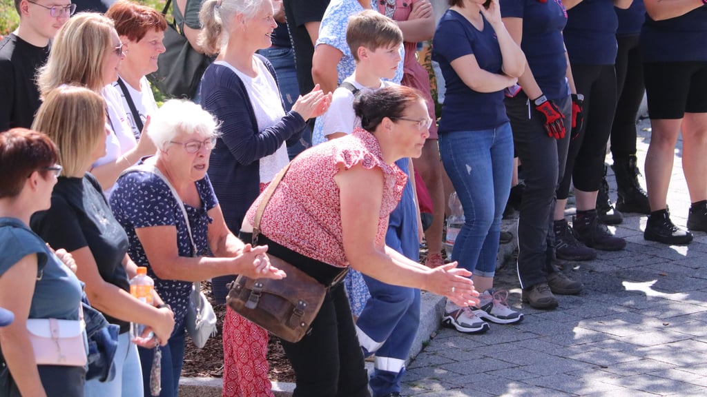 Beim Tankerziehen werden alle Mannschaften begeistert angefeuert.