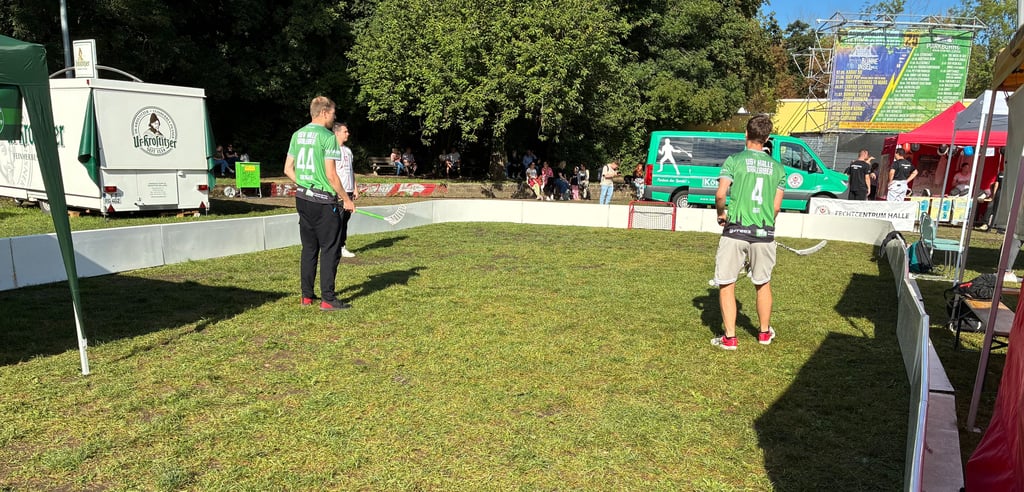 Vor der Peißnitzbühne ist die "Sportwiese" aufgebaut.