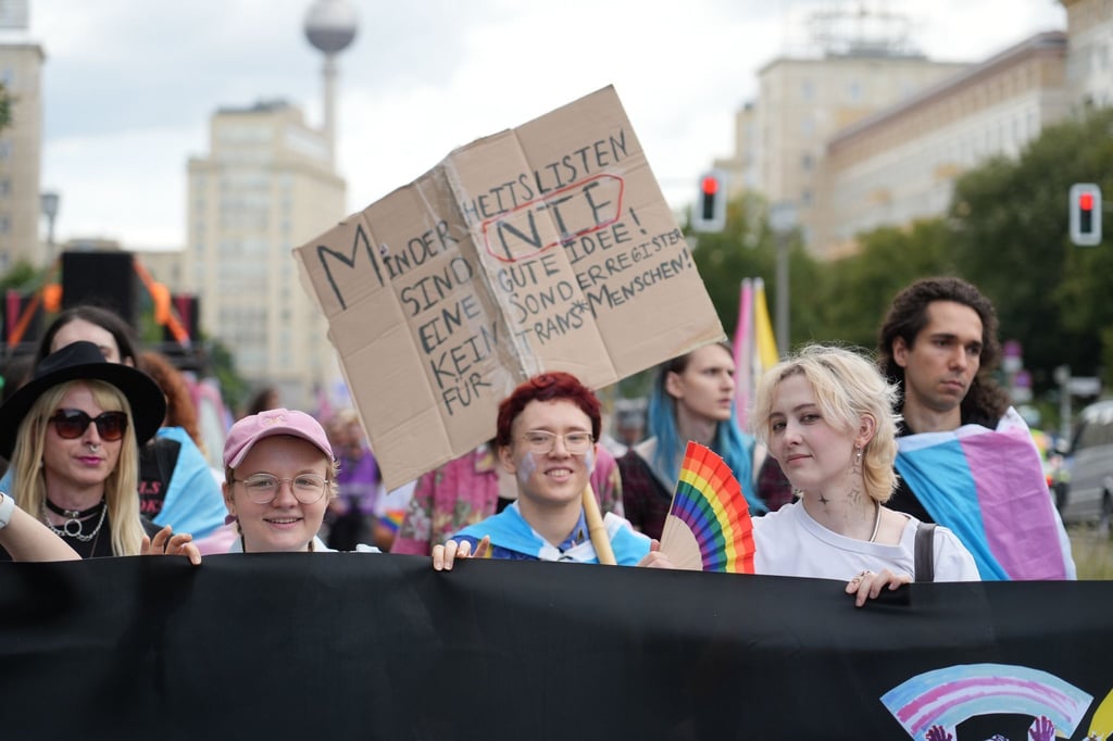 Rund 300 Menschen ziehen mit Musik bei der "Inta* Pride Berlin 2025" durch Berlin.