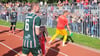 Die HFC-Profis um Jan Löhmannsröben verteilten Trikots an die mitgereisten Fans.