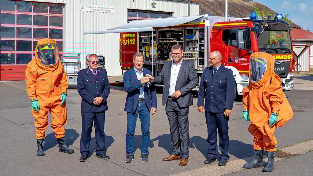 Landrat Christian Tylsch überreicht Zahna-Elsters Bürgermeister Peter Müller den Schlüssel für das neue Einsatzfahrzeug.