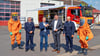 Landrat Christian Tylsch überreicht Zahna-Elsters Bürgermeister Peter Müller den Schlüssel für das neue Einsatzfahrzeug.