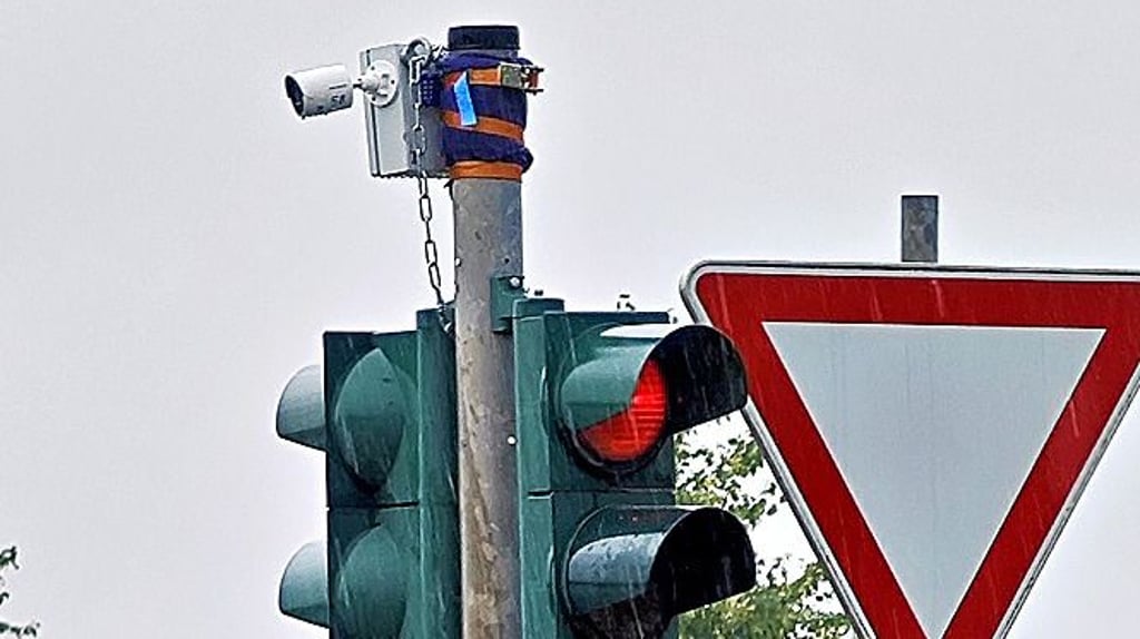 Eine der Kameras an der Autobahnauffahrt Eisleben. Sie hängen seit wenigen Tagen dort.