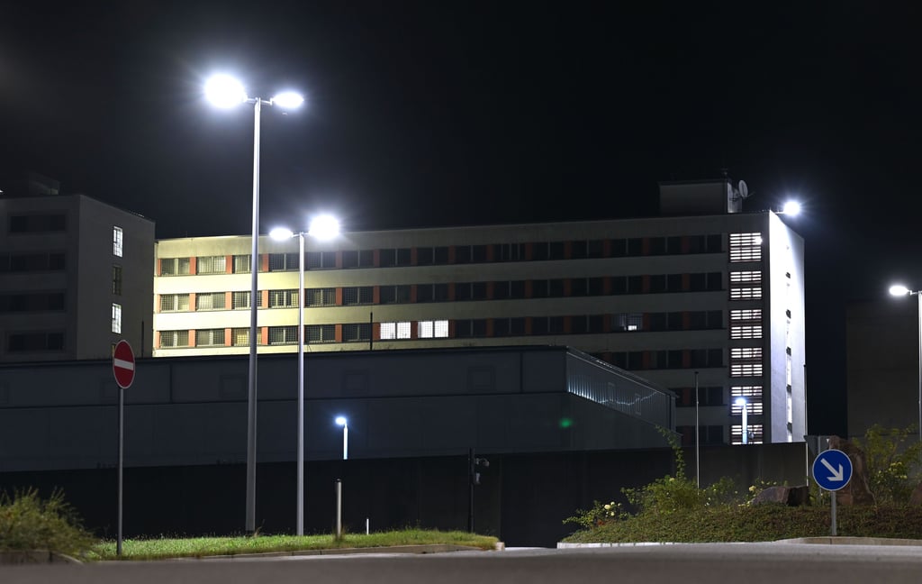 Das Frauengefängnis in Chemnitz. Hier sitzt nicht nur die Rechtsterroristin Beate Zschäpe, auch Marla Svenja Liebich hätte hier am Freitagabend ihre Haft antreten sollen.