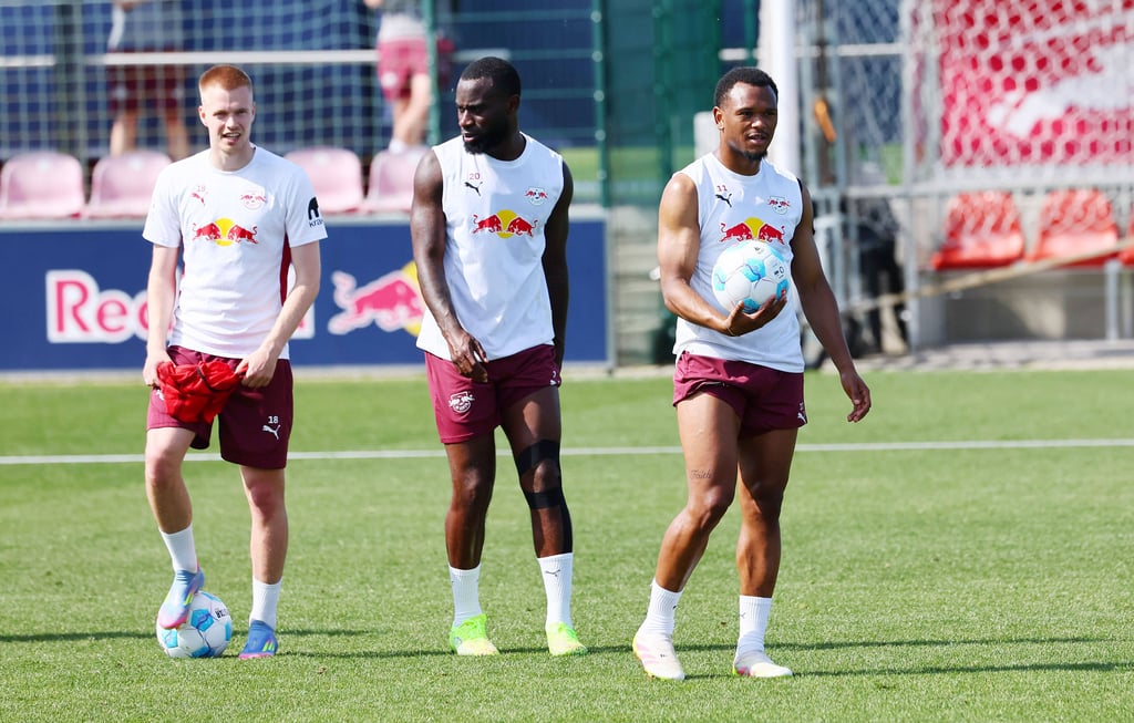 Arthur Vermeeren und Lutsharel Geetruida (li) könnten kurzfristig RB Leipzig verlassen.