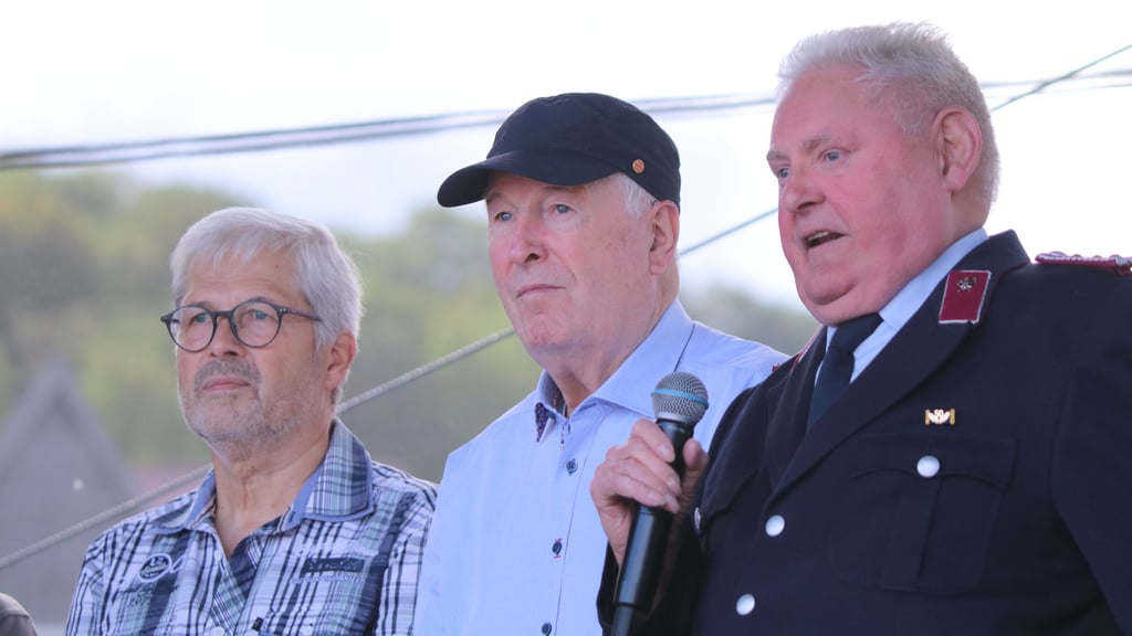 Gefeiert wurden mit dem Stadtfest 25 Jahre Feuerwehrverein. Dabei berichteten auch Gründungsmitglieder - hier Horst Streich - und aktuelle Vorstandsmitglieder.