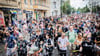 Tausende Teilnehmer ziehen beim „Zug der Liebe“ durch Berlin.