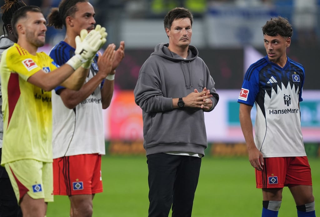 Enttäuscht nach dem 0:2 im Derby: die HSV-Profis und Trainer Merlin Polzin (2.v.r.).