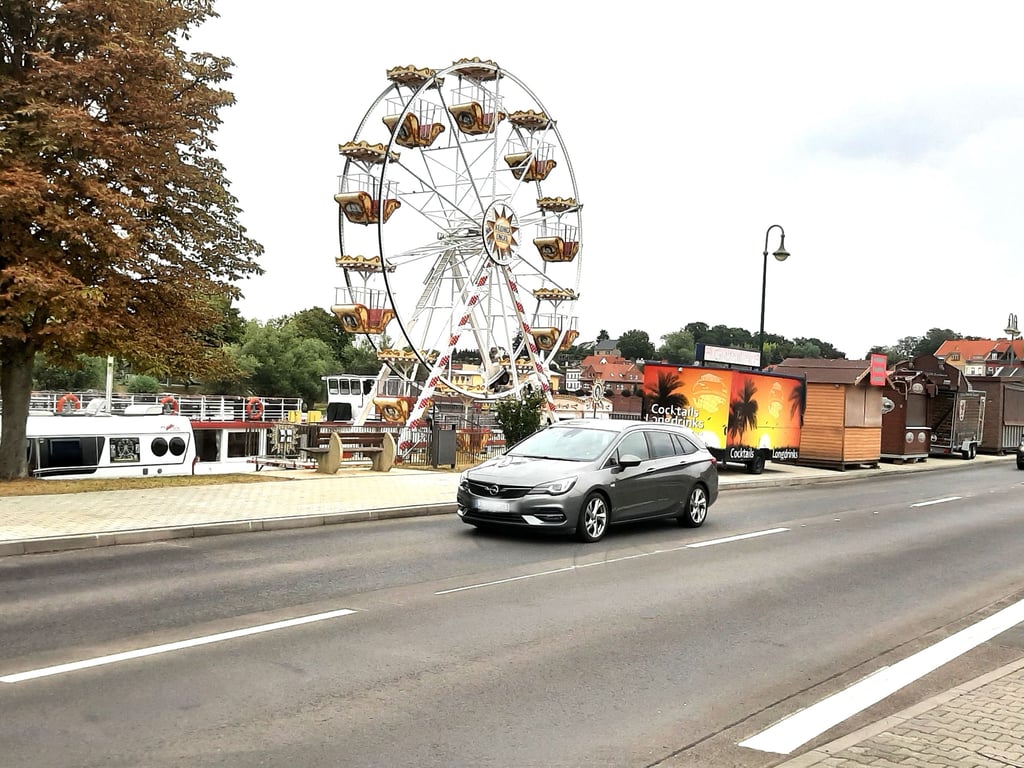 Vorbereitungen für den Bootskorso in Havelberg: das Riesenrad steht.
