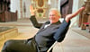 Kein Witz: Domorganist Michael Schönheit lädt zum Liegestuhlkonzert in den Hohen Chor des Merseburger Doms ein. 