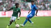 Im Zweikampf: Werders Samuel Mbangula (l) und Leverkusens Malik Tillman.