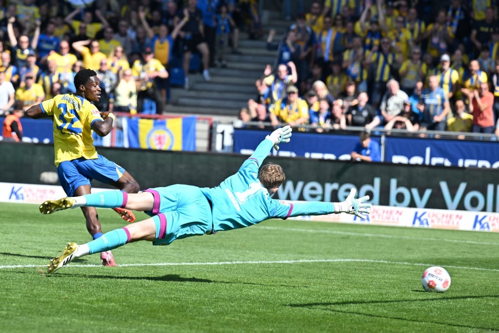 Schoss die Eintracht in Führung: Braunschweigs Christian Conteh (l).