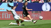 Trifft in dieser Szene zum 2:0: FCB-Stürmerin Jovana Damnjanovic (r). Wolfsburgs Joelle Wedemeyer kommt zu spät.