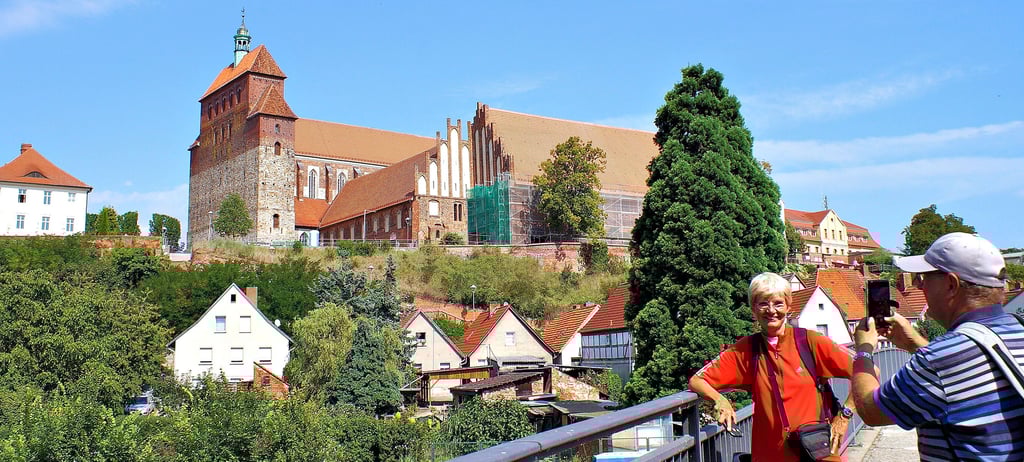 Nach Abschluss der Dacharbeiten am Dom in Havelberg bietet sich wieder ein tolles Fotomotiv für Einheimische und Touristen. Der Kran ist abgebaut, die Rüstung verschwindet demnächst. „Wir sind begeistert von all den schönen Sehenswürdigkeiten, die es hier gibt,“ sagten diese Urlauber.