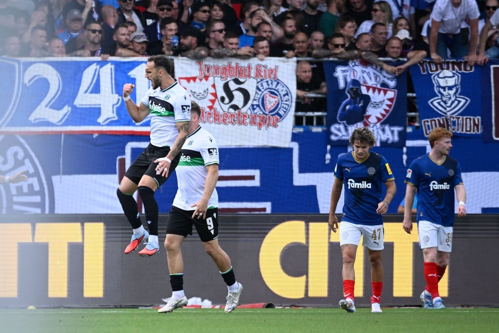 Hannovers Virgil Ghita (l) feiert seinen Ausgleichstreffer.