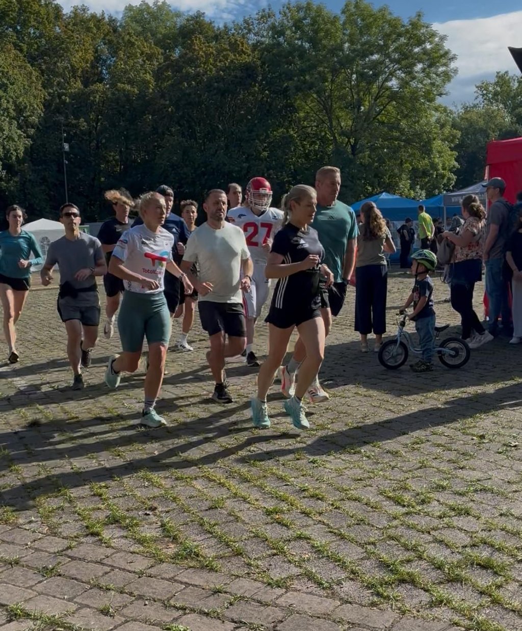 Mit dem Social-Run durch das Festgelände startete der Laternenfestsamstag auf der Peißnitzinsel.
