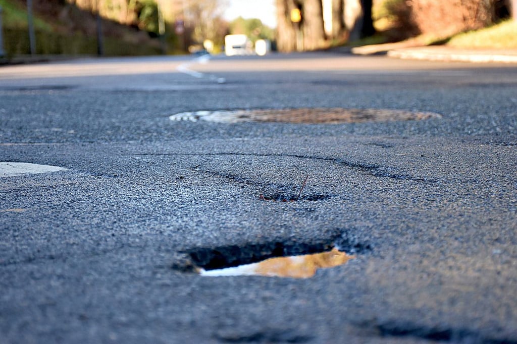 Die Hauptstraße in Nonnewitz weist tiefe Schlaglöcher auf.