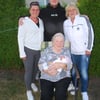 Ururoma Leonore Ohm aus Eggenstedt hält die kleine Zoey Charlotte Pape im Arm. Das Baby stellt die fünfte Generation der Eggenstedter Großfamilie dar..