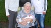Ururoma Leonore Ohm aus Eggenstedt hält die kleine Zoey Charlotte Pape im Arm. Das Baby stellt die fünfte Generation der Eggenstedter Großfamilie dar. Ebenso freuen sich Oma Claudia Pape (links), Vater Julian Pape und Uroma Kerstin Walter über den Nachwuchs.