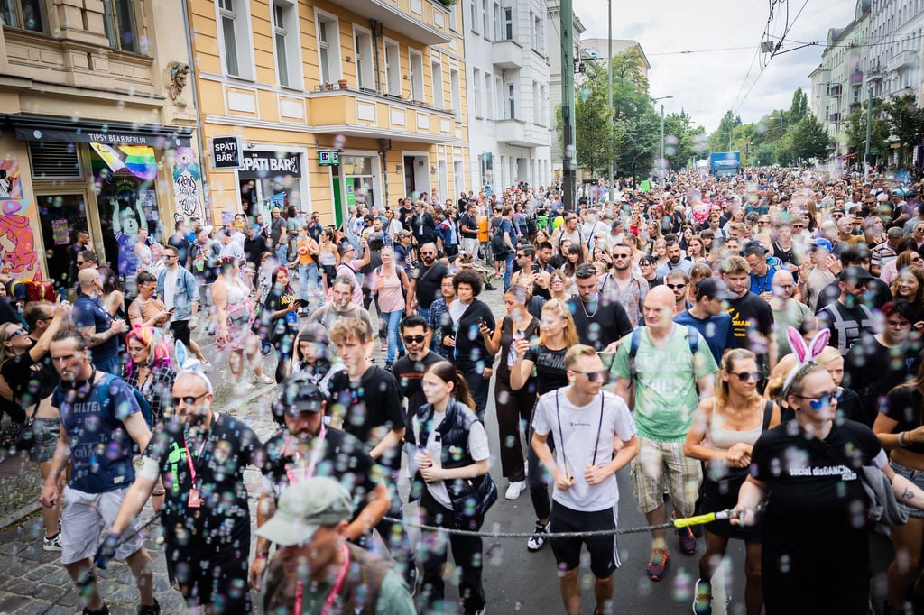 Tausende Teilnehmer ziehen beim „Zug der Liebe“ durch Berlin.