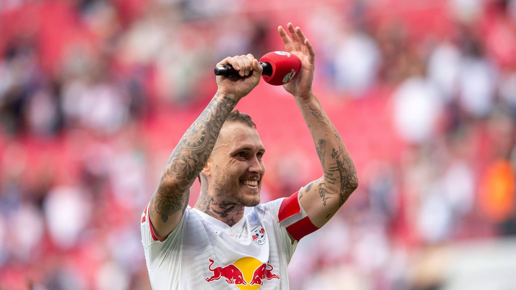 Der Kapitän spricht zu den Fans: David Raum.