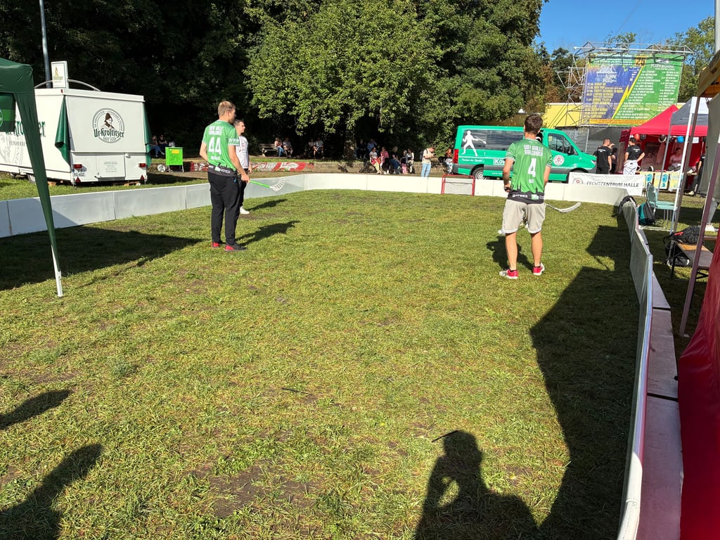 Vor der Peißnitzbühne ist die "Sportwiese" aufgebaut.