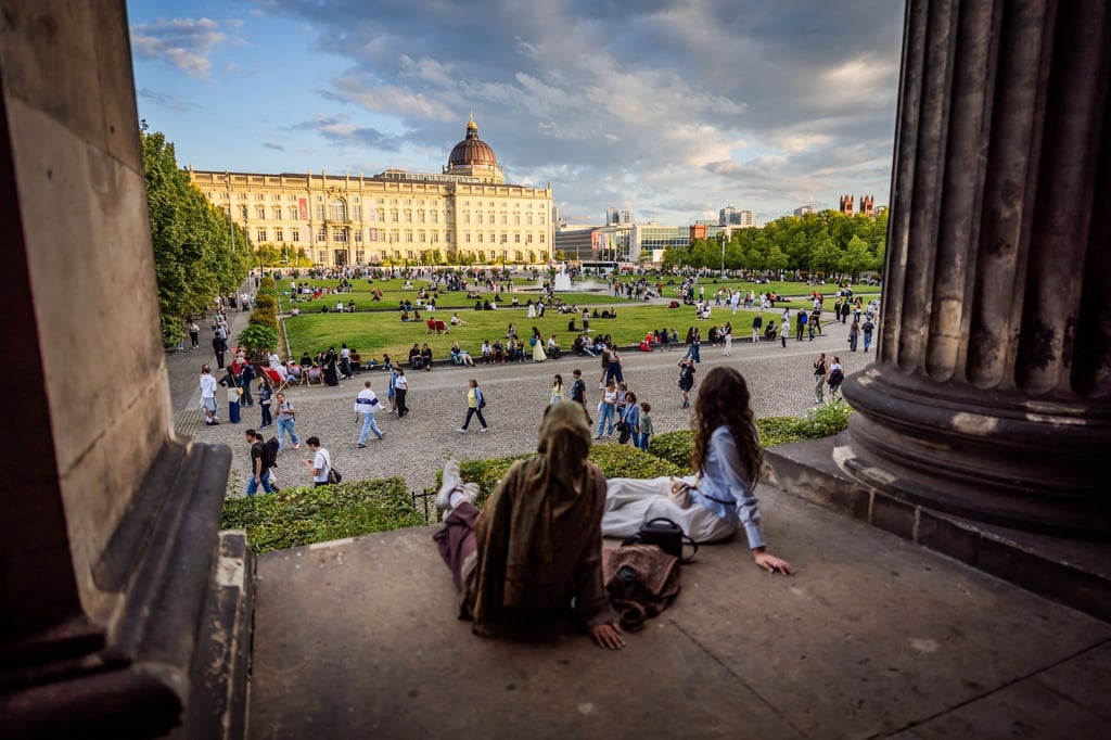 Besucher genießen die Lange Nacht der Museen vor dem Humboldt-Forum im Lustgarten.