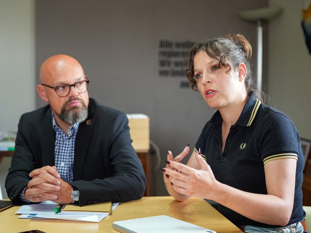 Die Berliner Linken-Fraktionschefs Anne Helm und Tobias Schulze wollen mehr günstige Mietwohnungen.