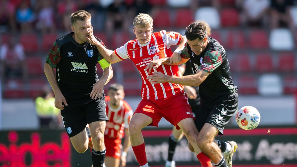 Erfurts Marco Wolf setzt sich gegen Magdeburgs Robert Leipertz (l.) und Felix Vogler durch.