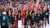 Hoch damit: Lena Oberdorf darf als Erste den Supercup präsentieren.