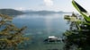 Im Wasser schaukelt ein Auslegerboot, eine Brise raschelt in den Palmblättern: So sieht ein verlorenes Inselparadies aus.