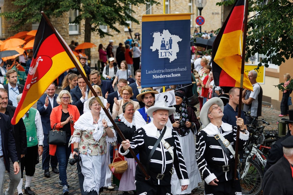 Der Festumzug zum Tag der Niedersachsen zog farbenfroh durch die Osnabrücker Innenstadt.