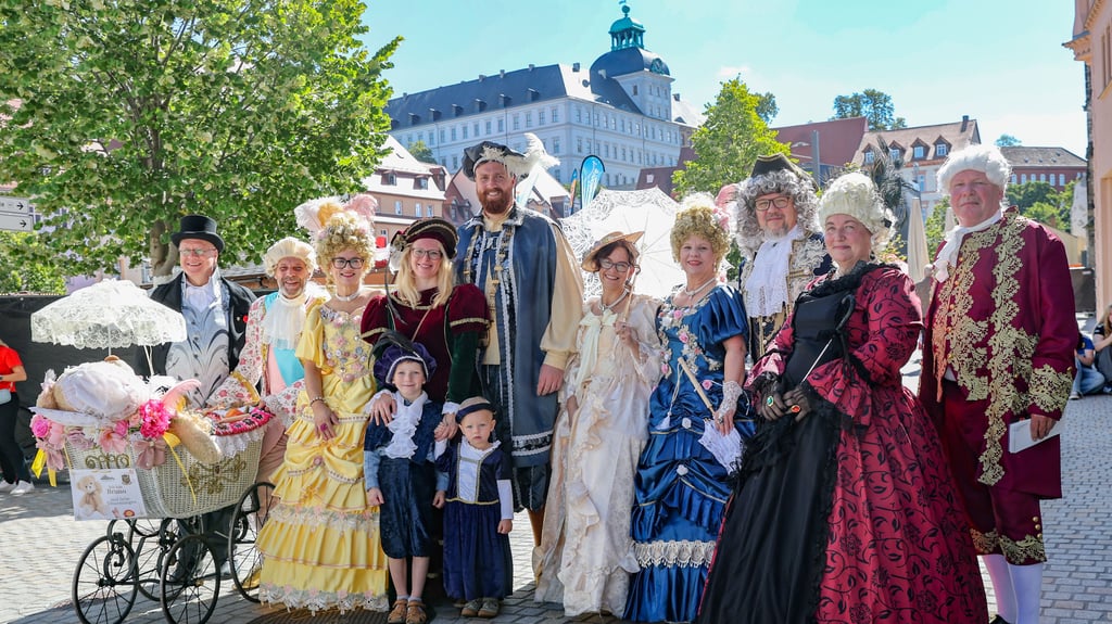 Oberbürgermeister Martin Papke (CDU) warf sich beim Festumzug mit seiner Frau und den Kindern sowie weiteren Begleitern in historische Trachten.