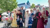 Oberbürgermeister Martin Papke (CDU) warf sich beim Festumzug mit seiner Frau und den Kindern sowie weiteren Begleitern in historische Trachten. 