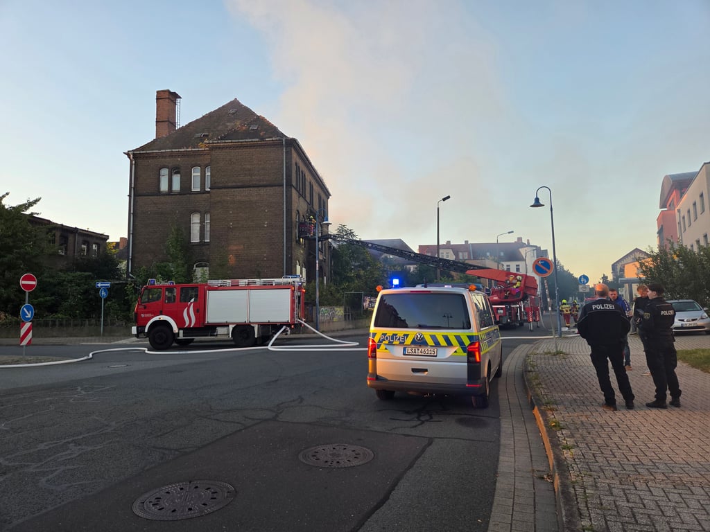 In Bitterfeld hat es am Sonntagmorgen wieder am ehemaligen Finanzamt gebrannt.